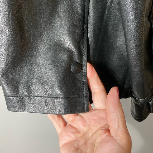 Men’s Dockers Vegan Black Leather L 
Motorcycle Inspired Jacket 
Lots of pockets - Picture 2 of 11